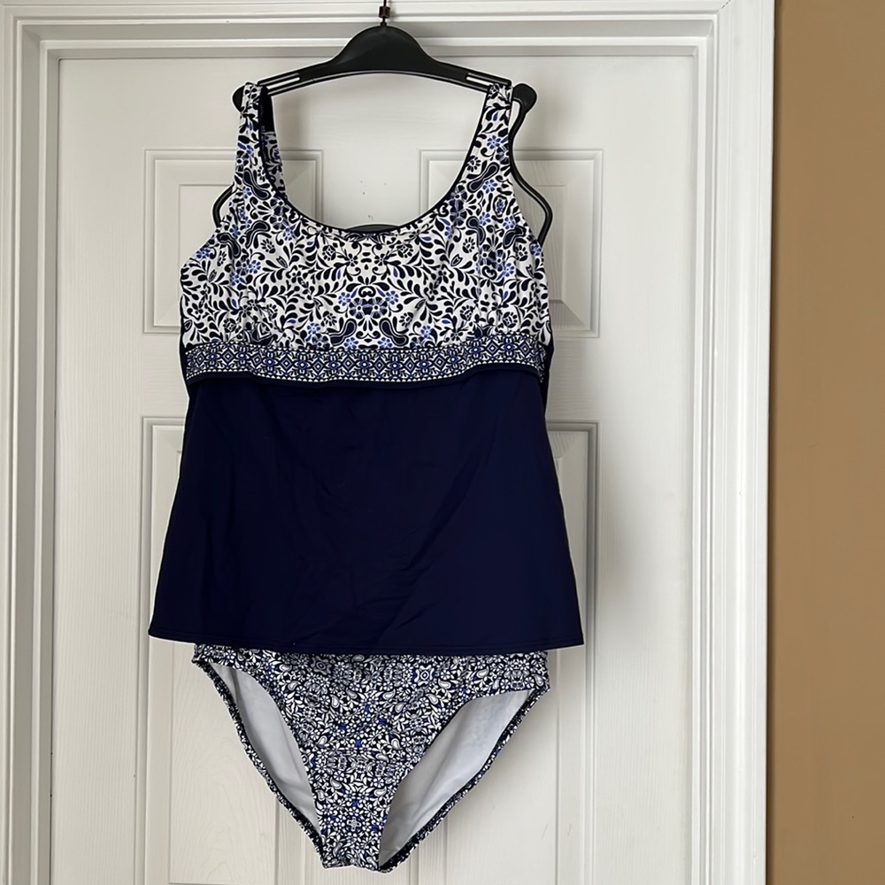 Lands end tankini top is size 18, bottoms are size 16
